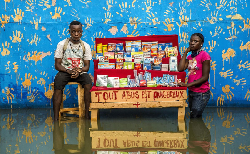    © Baudouin Mouanda  - lauréat de l'édition 2023 -  "Une marchande de rue de médicaments sous le joug des eaux de pluie" 